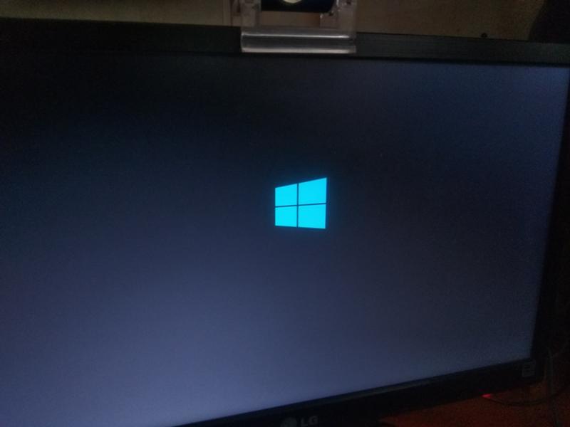 Что делать если при установке windows 10 комп стопится на логотипе