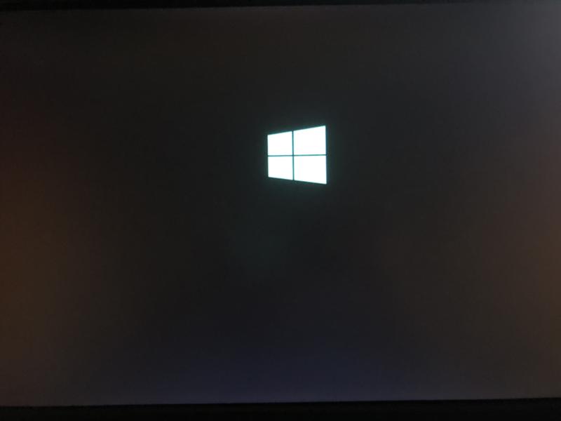 При переустановке с windows 7 на windows 10 вылез синий квадрат