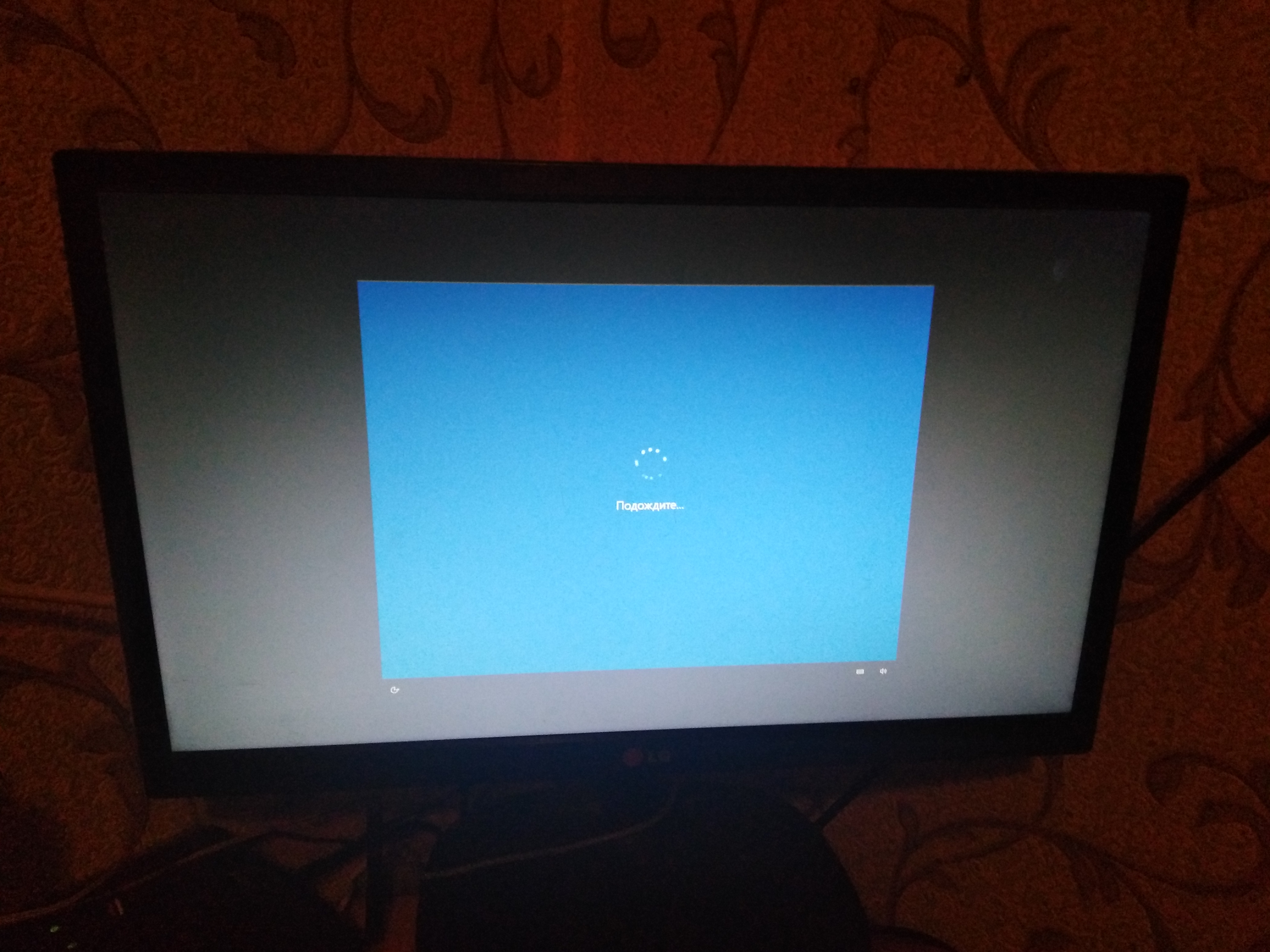 После ввода пароля Windows 10 просит подождать
