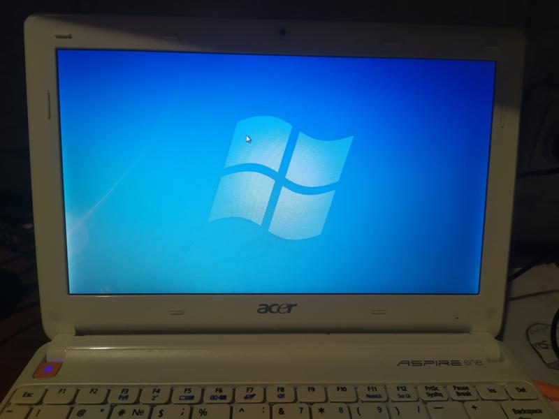 Горит голубой экран со значком Виндоус на нетбуке acer что делать
