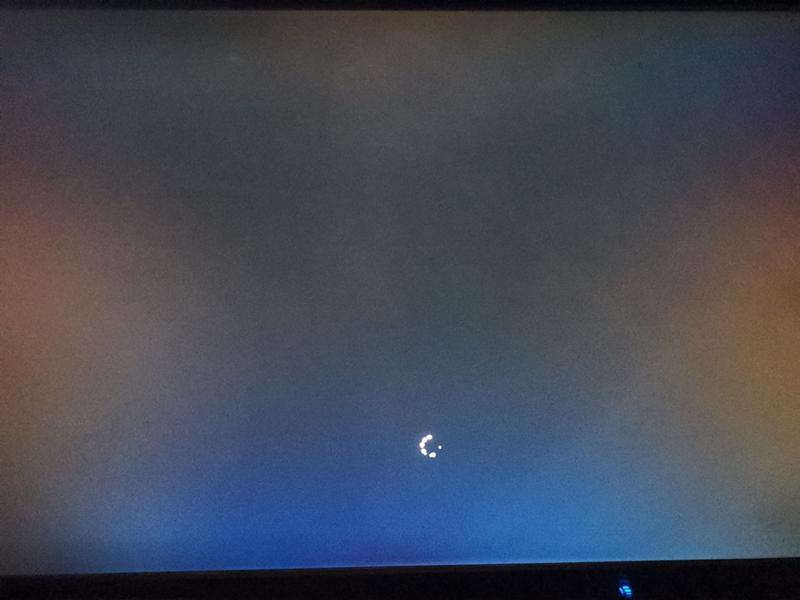 При запуске Windows 7 черный экран – что делать?