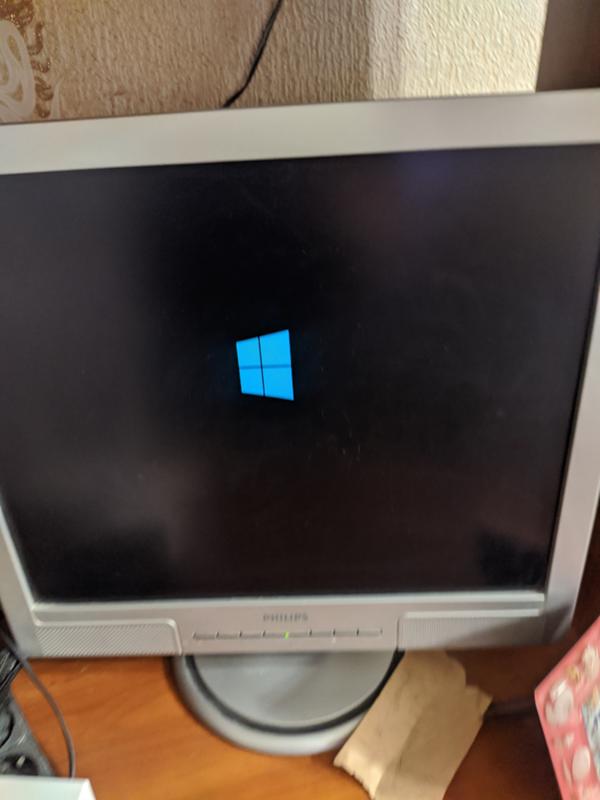 Пытаюсь установить windows 7 с флешки. После запуска, кроме этого, ничего не происходит. Что делать