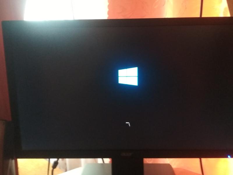 Не запускается windows.Установлена 8. При вкл. Пк появляется надпись автоматическое обновление windows