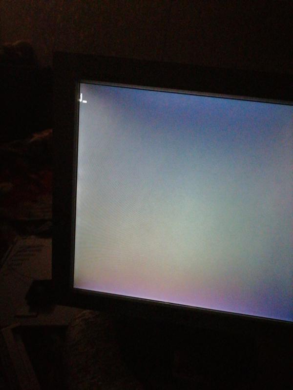 Почему когда я загружаюсь с флэшки чтобы установить Windows, у меня появляется буква j и ничего не происходит
