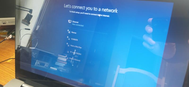 Не могу пропустить подключение к интернету при установке Windows 10